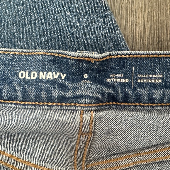 EUC Women’s Mid Rise Boyfriend Jeans Blue Denim Wash Old Navy Size 6 Tall - Picture 2 of 9